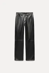 Pantalón de cuero negro, de tiro medio, con trabillas en la cintura, cinco bolsillos, pespuntes marcados a tono, pierna recta y cierre frontal con cremallera y botón.