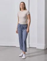 Pantalón jogger wide leg color azul grisáceo, con pretina ancha elastizada y lazo de ajuste.