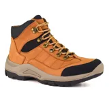 Bota de trekking Hi-Tec Tracee color marrón con detalles en negro, de caña media y cordones frontales. Suela de goma con buen agarre. Ideal para actividades al aire libre.