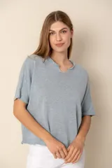 Sweater celeste de algodón con cuello en V y mangas cortas.