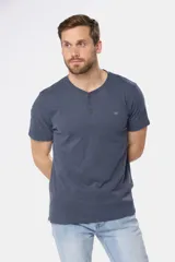 Remera azul de jersey con cuello mao y tres botones.