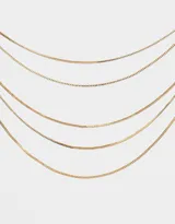 Collar dorado de tres cadenas finas con eslabones cuadrados y cierre de mosquetón.