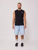 Musculosa blanca de algodón con corte holgado y estampado frontal con el logo de la marca Rusty.