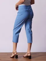 Pantalón capri verde esmeralda de gabardina elastizada, marca Zac & Reachel. Tiene pretina ancha elastizada y bolsillos simulados en la parte delantera y trasera.