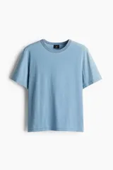 Remera celeste de corte estándar, confeccionada en tejido de punto de algodón de peso medio, con cuello redondo ribeteado acanalado y bajo recto.