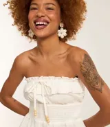 Blusa sin breteles color blanco, confeccionada en crepé con textura crinkle y lastex en la cintura.