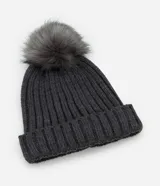 Gorro de punto texturizado color gris con pompón.