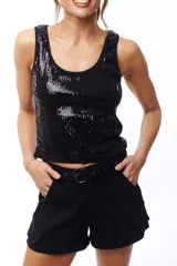 Musculosa negra con lentejuelas plateadas.