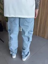 Pantalón jean celeste de corte holgado con bolsillos cargo laterales.