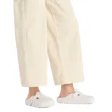 Sandalia tipo zueco Birkenstock modelo Boston EVA, color blanco hueso (eggshell), fabricada en EVA. Presenta una tira ajustable con hebilla metálica en el empeine.