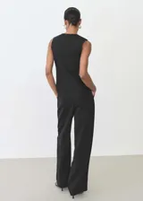 Pantalón de vestir negro de lyocell, corte recto y tiro alto.