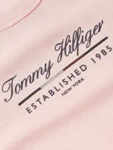 Remera rosa de algodón con cuello redondo y mangas cortas raglán. Estampado frontal con el logo de Tommy Hilfiger en negro.