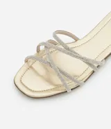 Sandalia plana con tiras finas cruzadas con brillos y punta cuadrada.