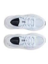 Championes Under Armour Charged Versurge, color celeste con detalles en blanco y negro.