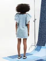 Vestido corto de jean celeste con volados en los hombros y ruedo desflecado.
