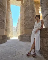 Collar con dije circular irregular de alpaca y plata 925, con hilo de algodón natural.