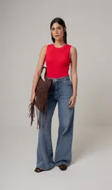 Musculosa roja de tejido de punto acanalado, con cuello redondo y corte ajustado.