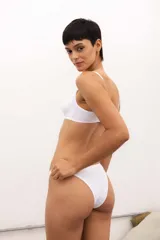 Bombacha vedetina blanca de lycra ECO con costados angostos.