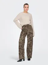 Pantalón recto de tiro medio con estampado animal print. Incluye cinturón, cierre de botón y cremallera, bolsillos delanteros, traseros y monedero.