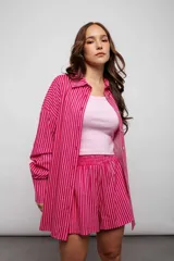 Camisa a rayas verticales azules y blancas, de manga larga con botones.