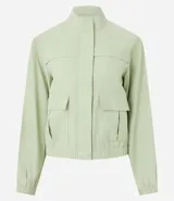 Campera bomber negra de viscosa con cierre delantero, bolsillos con solapa y pespuntes contrastantes en color blanco.