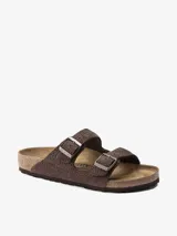 Sandalias Birkenstock Arizona de cuero nobuck marrón con hebillas ajustables plateadas.