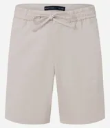 Bermuda recta masculina color beige, confeccionada en sarga de algodón y elastano, con cintura elástica ajustable con cordón y bolsillos laterales.