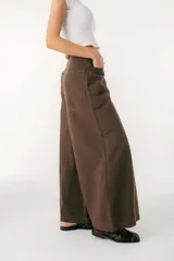 Pantalón de jean color borgoña, de corte wide leg y cintura alta.