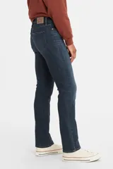 Jeans Levi's® 314 Shaping Straight de tiro medio, corte ajustado en cadera y muslos, y pierna recta. Confeccionados con tecnología Tummy-Slimming y Levi's® Sculpt Hypersoft para mayor comodidad y ajuste.