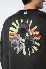 Buzo de cuello redondo y corte oversize en tela friza, color gris con efecto acid wash. Presenta un estampado frontal en color verde lima con un diseño abstracto.