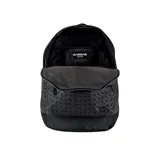 Mochila de PVC color blanco con estampado geométrico negro, con correas y base negras.