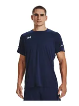 Remera deportiva de manga corta, color azul marino, con cuello redondo y logo Under Armour en blanco en el pecho. Presenta detalles reflectantes en las mangas.