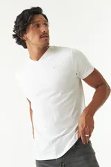 Remera blanca de algodón con escote en V y logo bordado en el pecho.