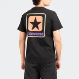 Remera negra de algodón con estampado en la espalda de un cuadrado color durazno con borde amarillo, una estrella negra en el centro y la palabra 'Converse' en color lavanda.