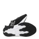 Championes de running New Balance modelo Fresh Foam 520, color negro con detalles en rosa dorado (rose gold) en el logo 'N' y entresuela blanca con tecnología Fresh Foam.