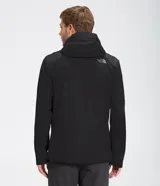 Campera impermeable negra con capucha ajustable, cierre frontal con solapa y bolsillos laterales con cierre.