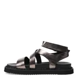 Sandalias plateadas con tiras cruzadas y hebilla al tobillo, con plataforma plana.