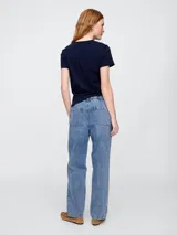 Pantalón de jean celeste de corte recto, con cintura elastizada con cordón ajustable.