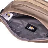 Riñonera unisex marca Caterpillar (CAT) color negro, con logo blanco estampado en el frente. Tiene un compartimento principal con cierre de cremallera, un bolsillo frontal con cremallera, un bolsillo trasero con cremallera y un bolsillo interior con cremallera.
