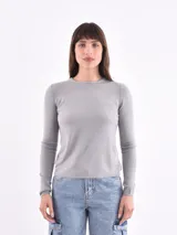 Sweater gris de tejido de punto fino, con cuello redondo y mangas largas.