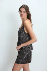 Conjunto de pijama de satén color rojo, compuesto por un top con breteles finos y escote en V adornado con puntilla, y un short con cintura elastizada y lazo regulable.