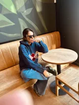 Sweater tejido color borgoña con cuello alto y diseño geométrico en el pecho en color crema.