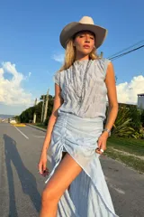Conjunto de top y falda midi celeste con textura arrugada. La falda es de gasa y tiene un frunce delantero que permite regular el largo.