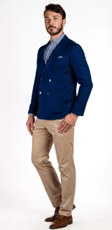 Blazer azul marino de corte ajustado, con cierre de botones y bolsillos frontales.