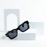 Lentes de sol negros con protección UV400.