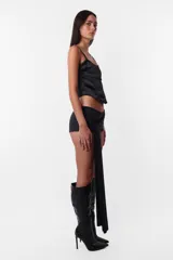 Corset negro con breteles finos regulables, escote recto y ballenas en el delantero.