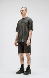 Remera negra con efecto nevado, cuello redondo y corte oversize.