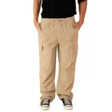 Pantalón cargo de hombre color beige, de corte holgado y tiro medio, con cintura elástica ajustable con cordón y bolsillos cargo laterales.