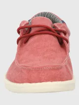 Alpargata negra con cordones elásticos y suela blanca con textura.