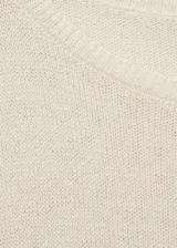 Jersey color crudo de punto medio, con cuello barco y mangas largas.
